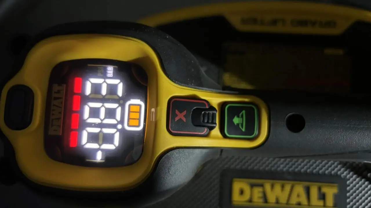 DeWalt Grabo Lifter screen showing red light for low suction