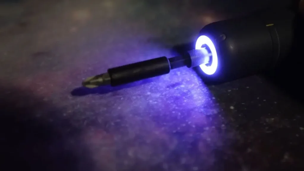 A close-up picture of the Fanttik S2 Pro's bright LED ring light shining on a table.