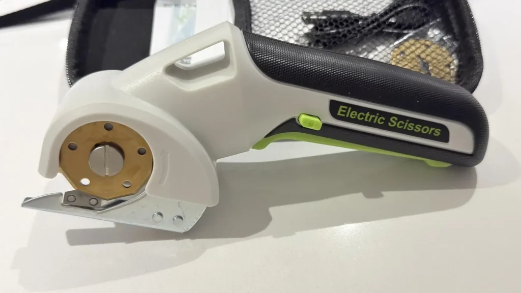 A close-up of the EXPEDMAN electric scissors for fabric, a new tool for crafters and DIYers, reviewed by Smart AI Gears.