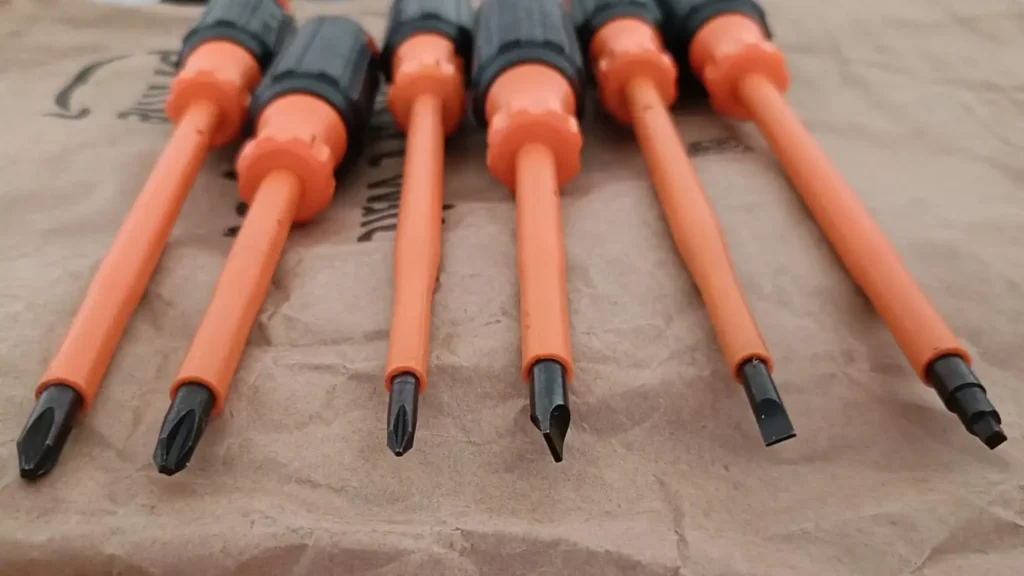 Klein insulated screwdriver set review from Smart AI Gears, showing all six insulated screwdrivers.