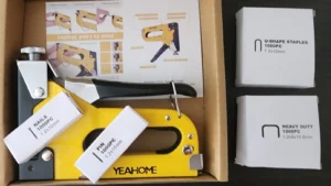 A kit with a yellow YEAHOME 4-in-1 staple gun and boxes of 4000 staples, representing a review from Smart AI Gears.